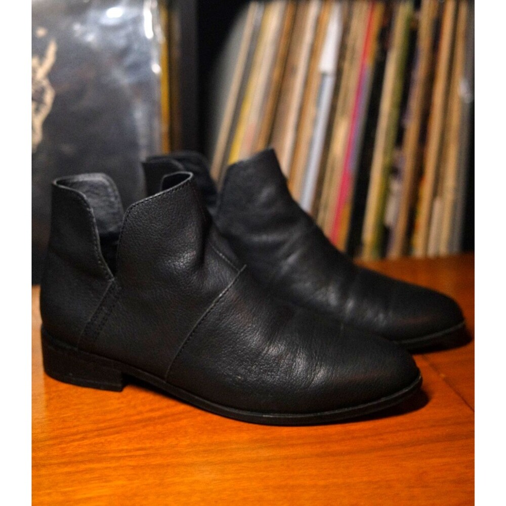LUCKY BRAND Paramo Black Pebbled Leather Ankle Booties V Cut Out 8